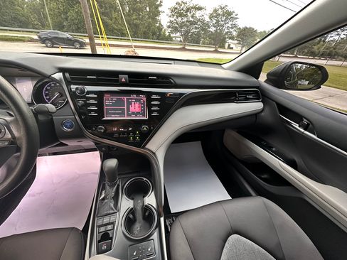 Used 2019 Toyota Camry LE FWD image 21