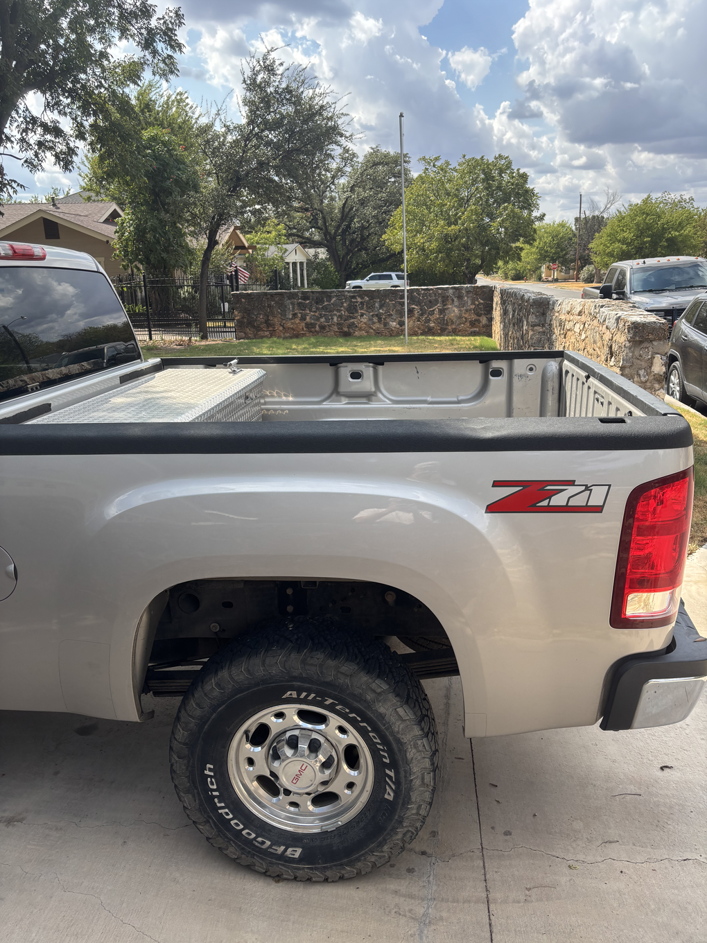 Used 2008 GMC Sierra 2500 SLE w/ Z71 Off-Road Package RWD image 9