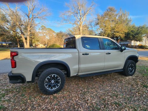 Used 2022 Chevrolet Silverado 1500 ZR2 w/ Technology Package image 2