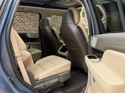 Used 2022 Lincoln Navigator Reserve AWD/4WD image 8