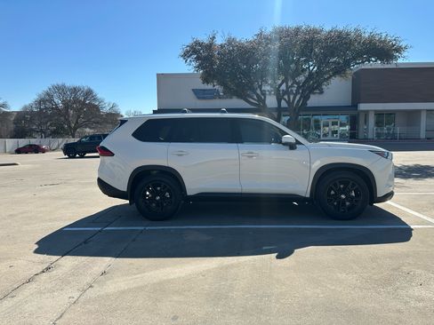 Used 2024 Toyota Grand Highlander AWD image 9