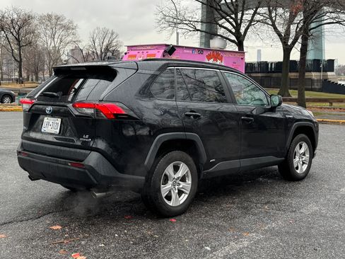 Used 2020 Toyota RAV4 LE image 4