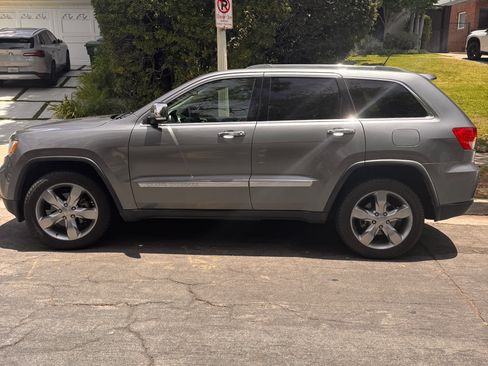 Used 2013 Jeep Grand Cherokee Overland RWD image 1