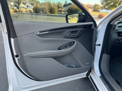 Used 2017 Chevrolet Impala Premier w/ Enhanced Convenience Package image 5