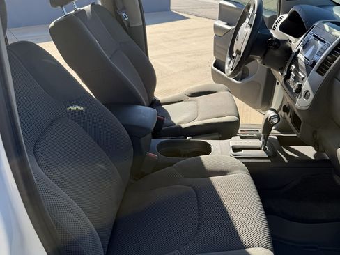 Used 2017 Nissan Frontier SV image 9