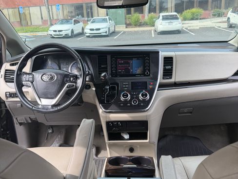 Used 2019 Toyota Sienna XLE image 4