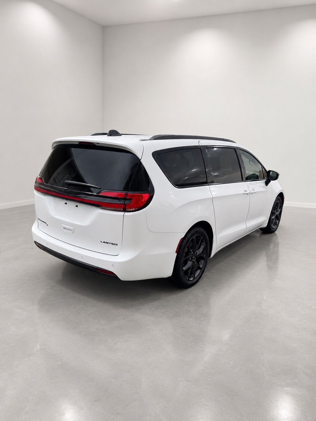 Used 2025 Chrysler Pacifica Limited FWD image 6