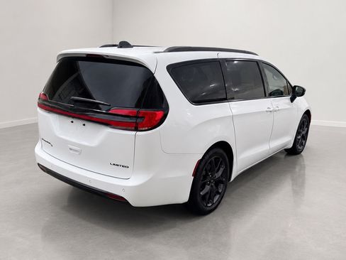 Used 2025 Chrysler Pacifica Limited FWD image 6