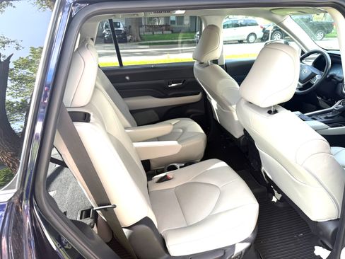 Used 2024 Toyota Grand Highlander AWD image 4