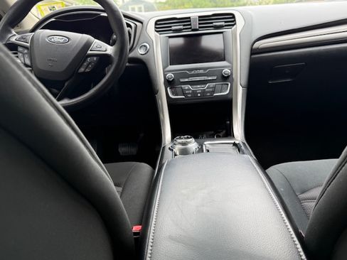 Used 2019 Ford Fusion SE FWD image 13