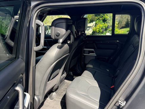 Used 2024 Land Rover Defender 110 S image 8