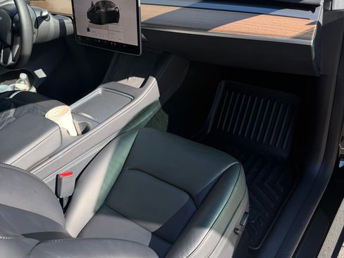 Used 2025 Tesla Model Y Long Range image 4