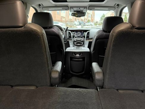 Used 2015 Cadillac Escalade Premium image 31