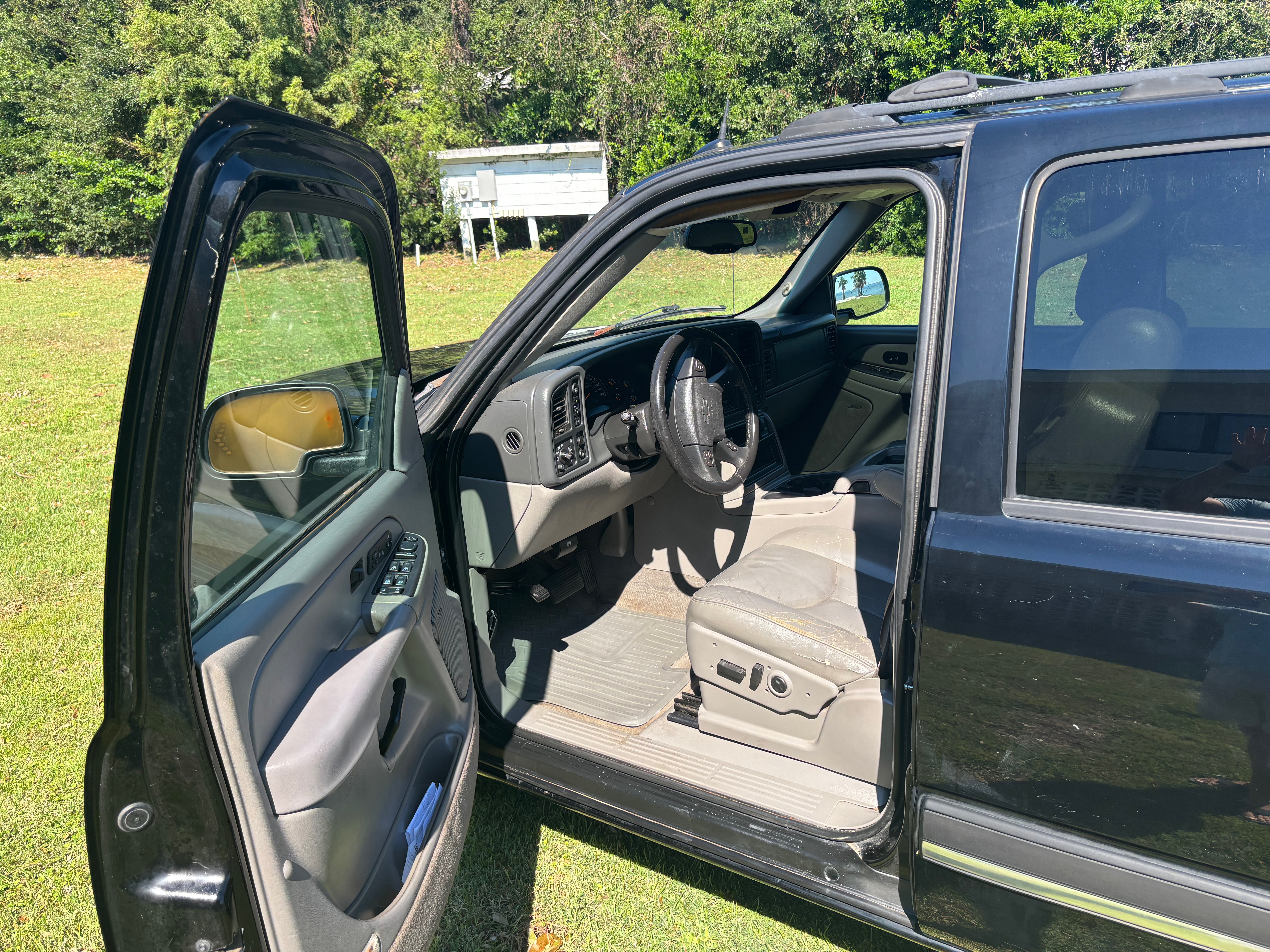 Used 2005 Chevrolet Avalanche Z71 w/ Sun And Sound Package AWD/4WD image 11