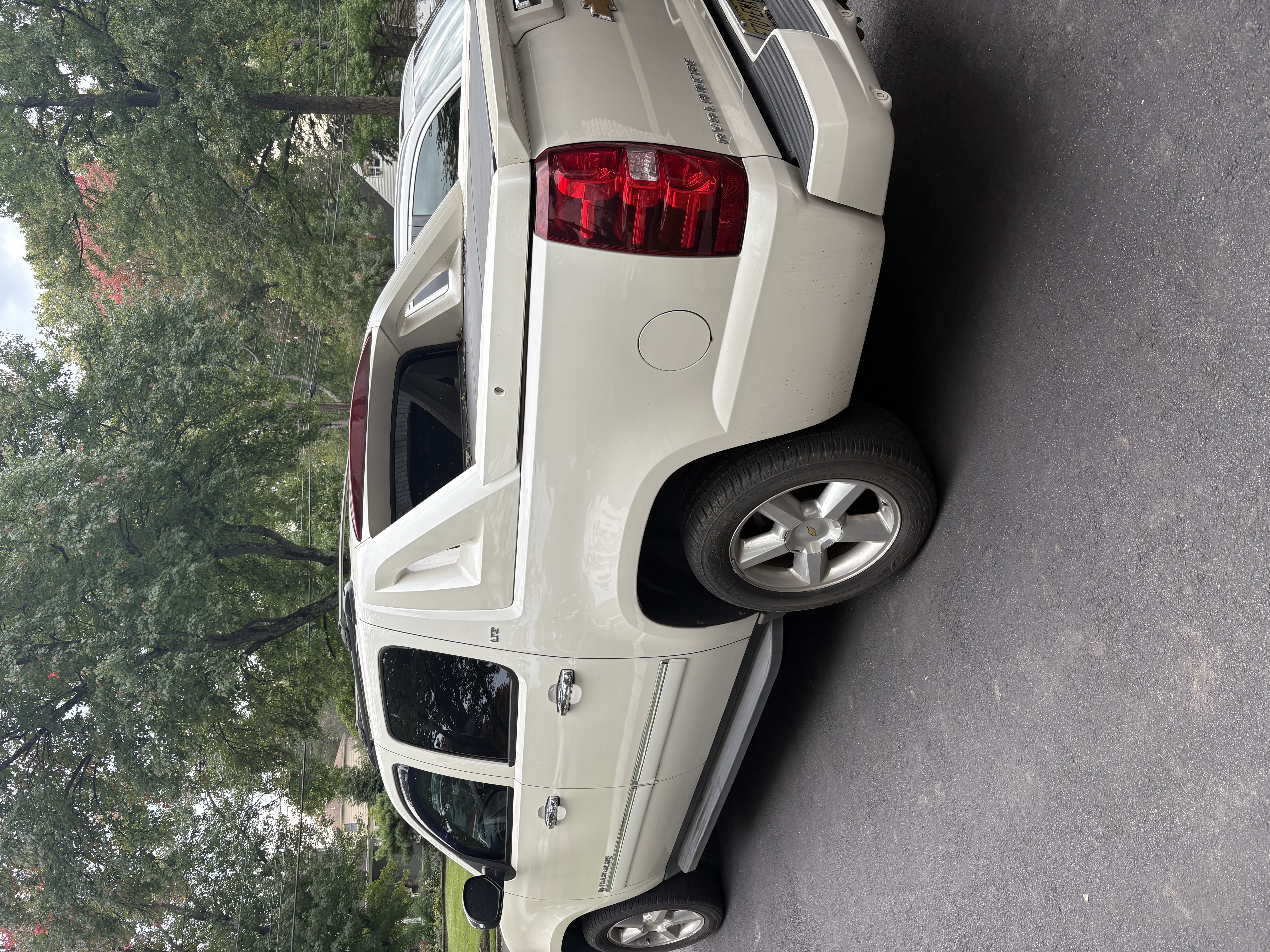 Used 2012 Chevrolet Avalanche LTZ AWD/4WD image 2