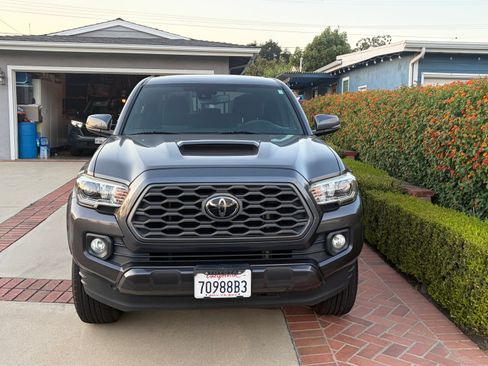 Used 2021 Toyota Tacoma TRD Sport w/ Technology Package RWD image 9