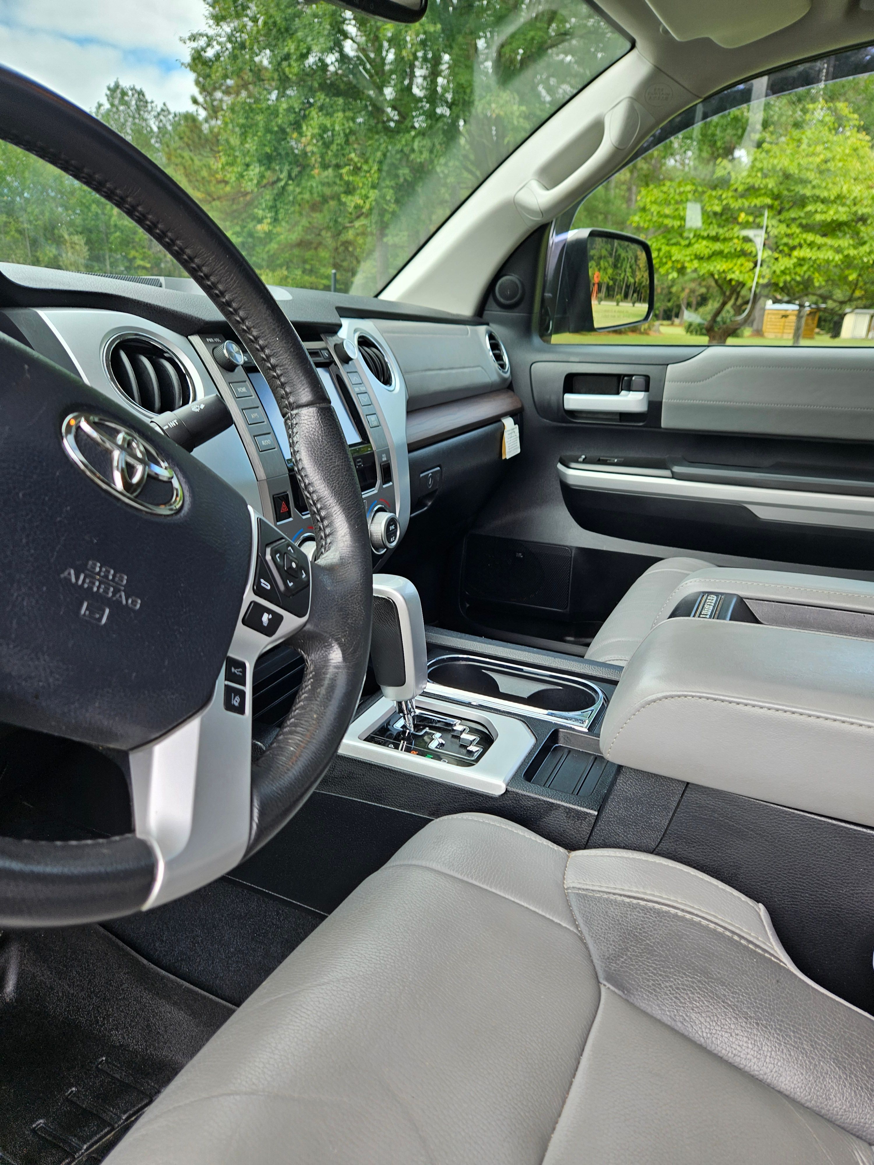 Used 2018 Toyota Tundra Limited w/ Limited Premium Package AWD/4WD image 2