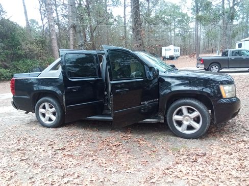 Used 2007 Chevrolet Avalanche LTZ w/ LTZ Preferred Equipment Group image 2