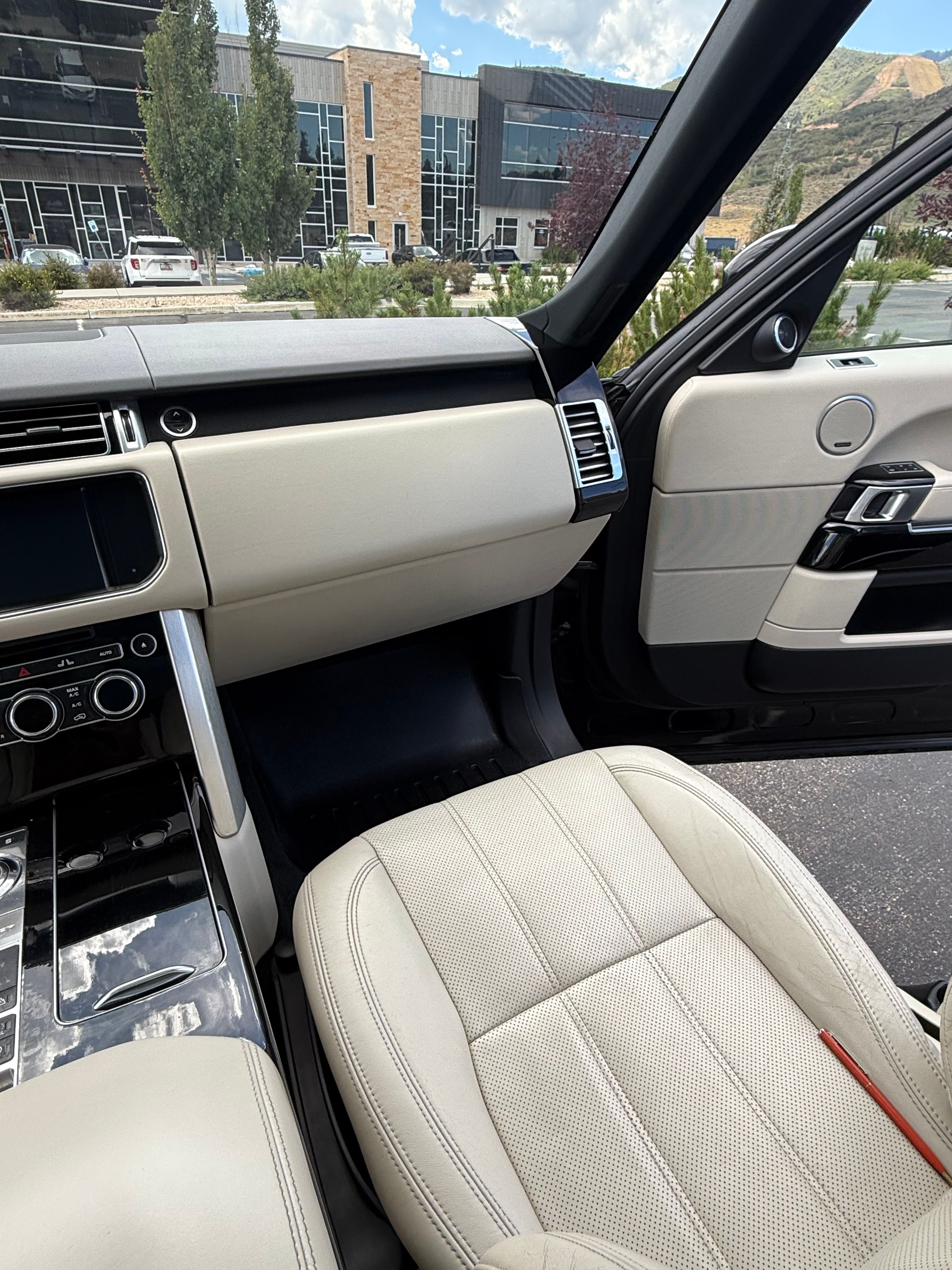 Used 2015 Land Rover Range Rover Supercharged AWD/4WD image 14