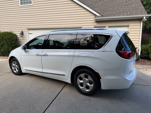 Used 2017 Chrysler Pacifica Touring-L Plus w/ Advanced Safetytec Group FWD image 5