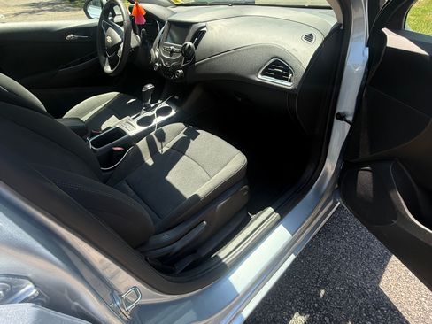 Used 2017 Chevrolet Cruze LT w/ Convenience Package FWD image 11