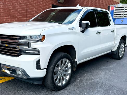 Used 2020 Chevrolet Silverado 1500 High Country w/ Technology Package AWD/4WD image 2