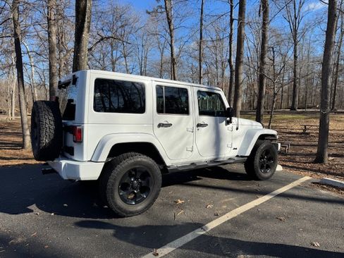 Used 2016 Jeep Wrangler Unlimited Sahara w/ Connectivity Group image 4
