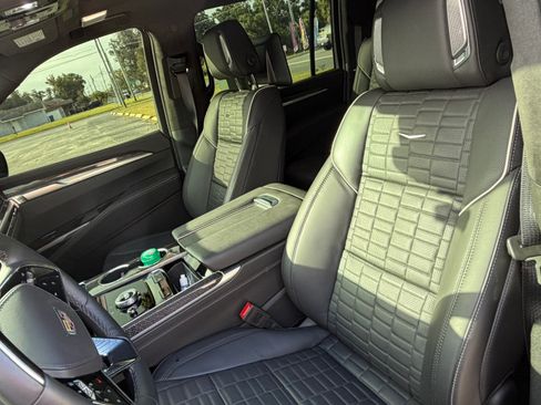 Used 2025 Cadillac Escalade ESV V image 10