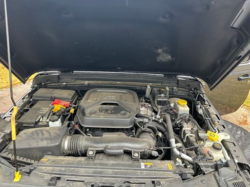 Used 2022 Jeep Wrangler Unlimited Sahara image 6