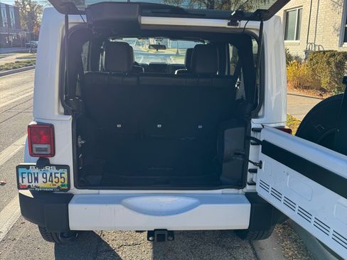 Used 2012 Jeep Wrangler Unlimited Sahara image 11