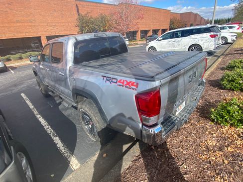 Used 2017 Toyota Tacoma TRD Off-Road image 2