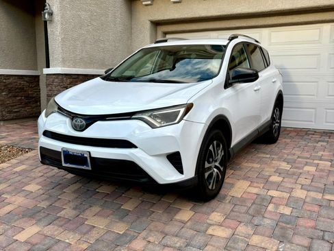 Used 2017 Toyota RAV4 LE AWD/4WD image 4