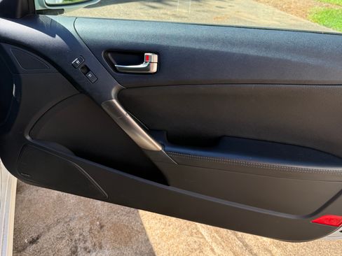 Used 2013 Hyundai Genesis 3.8 image 11