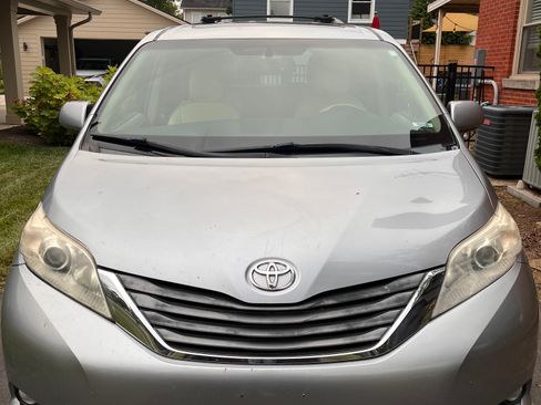 Used 2011 Toyota Sienna XLE w/ Premium Pkg FWD image 5