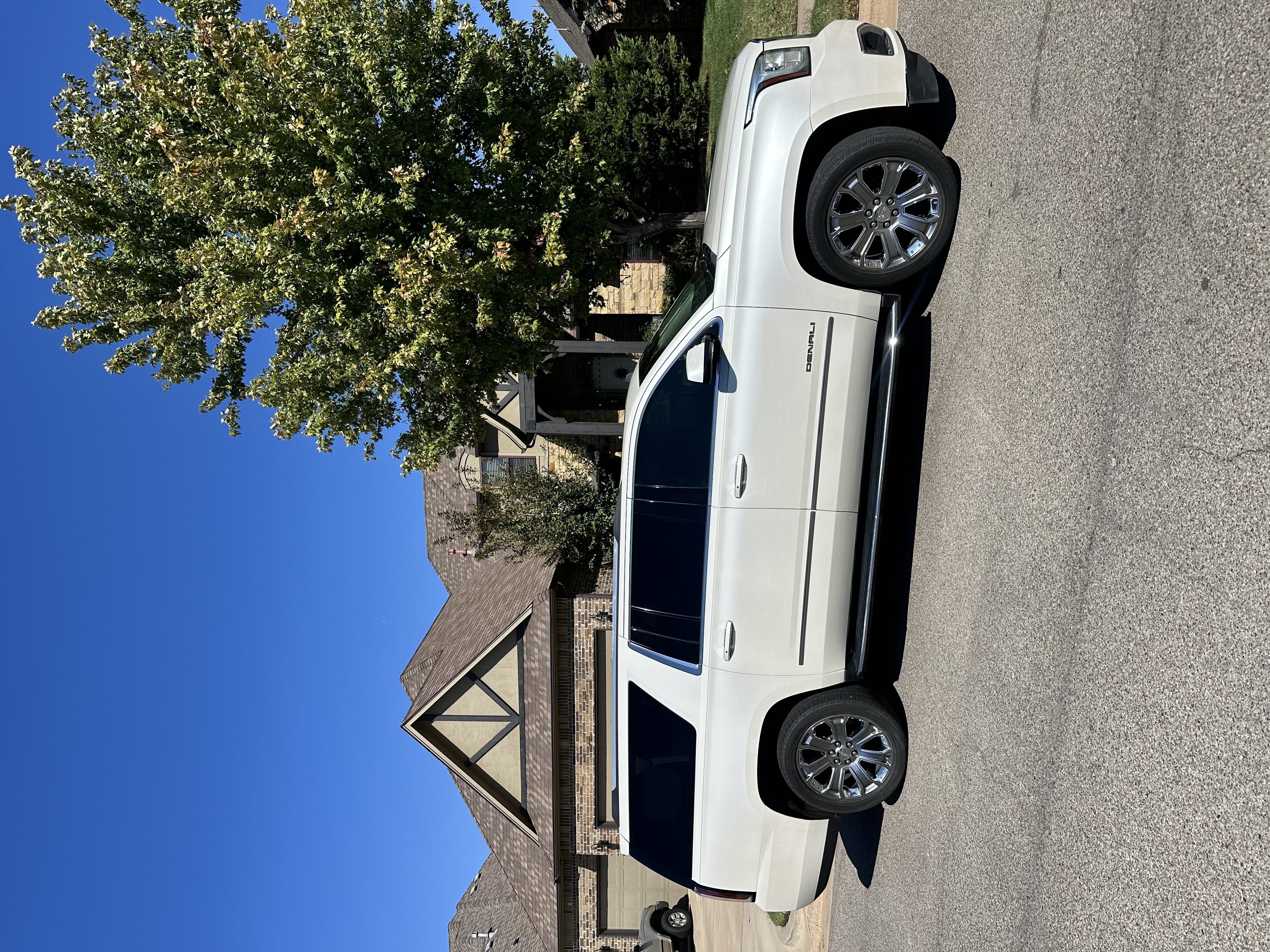 Used 2015 GMC Yukon XL Denali w/ Touring Package AWD/4WD image 1