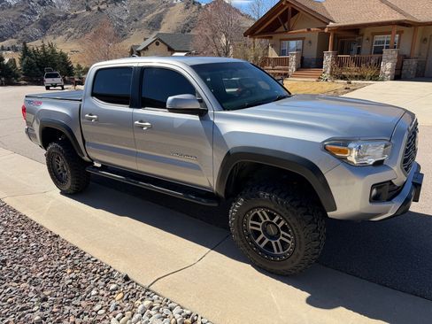 Used 2016 Toyota Tacoma TRD Off-Road w/ Premium & Technology Package image 4