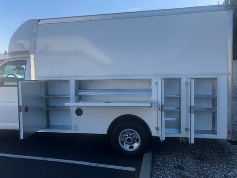 Used 2018 GMC Savana 3500 w/ Chrome Appearance Package RWD image 2