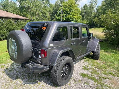 Used 2018 Jeep Wrangler Unlimited Rubicon w/ Connectivity Group image 2