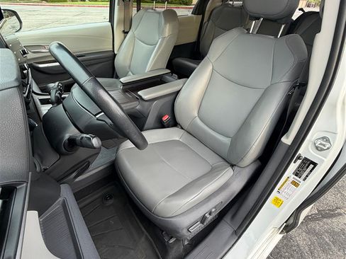 Used 2021 Toyota Sienna XLE w/ XLE Plus Package FWD image 8