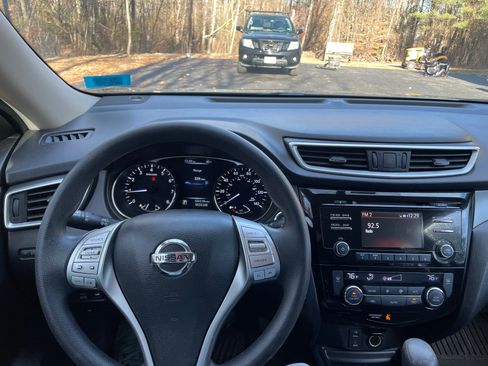 Used 2016 Nissan Rogue SV image 2