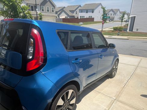 Used 2016 Kia Soul + w/ Designer's Package FWD image 5