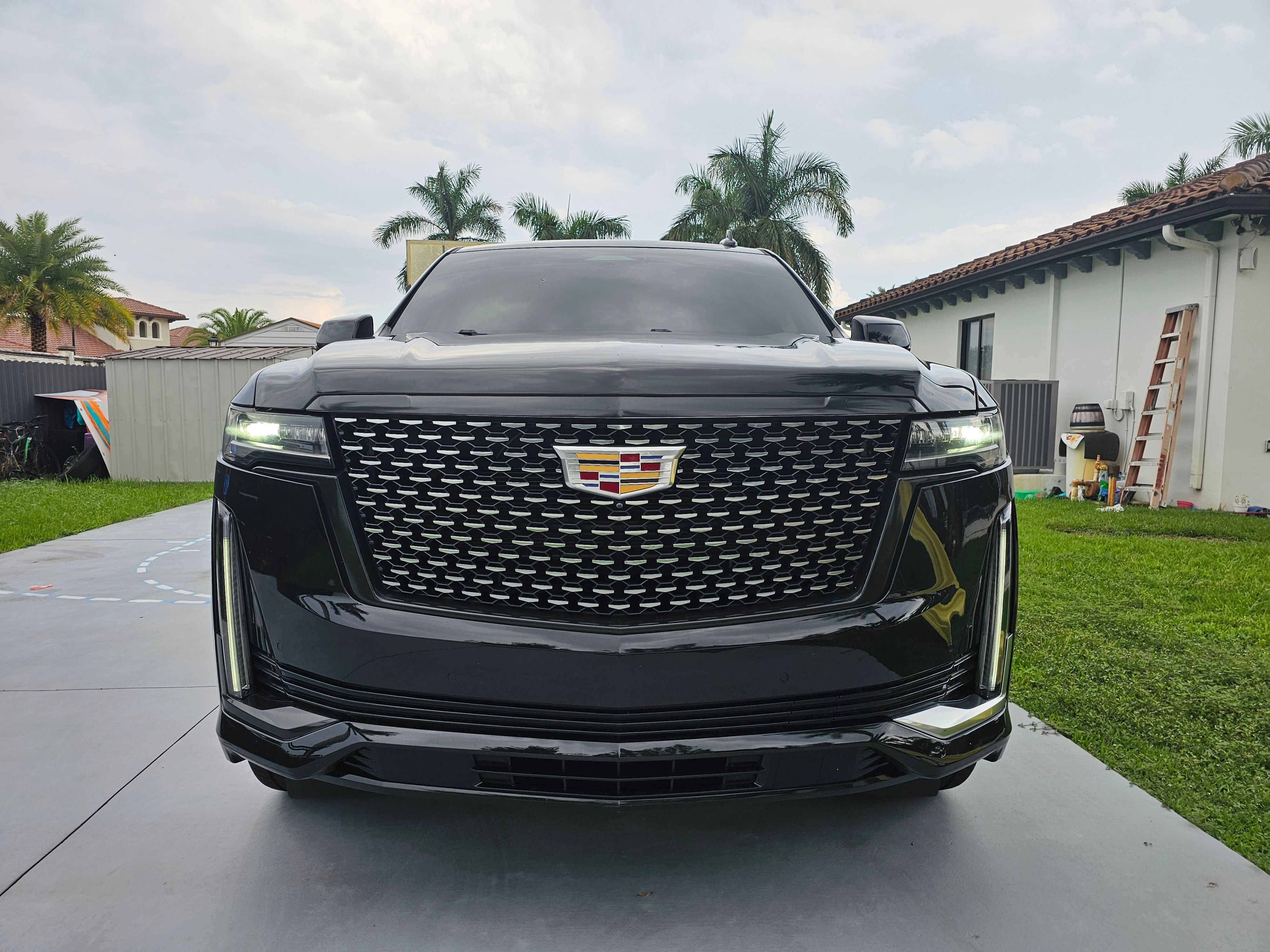 Used 2022 Cadillac Escalade ESV Luxury RWD image 2