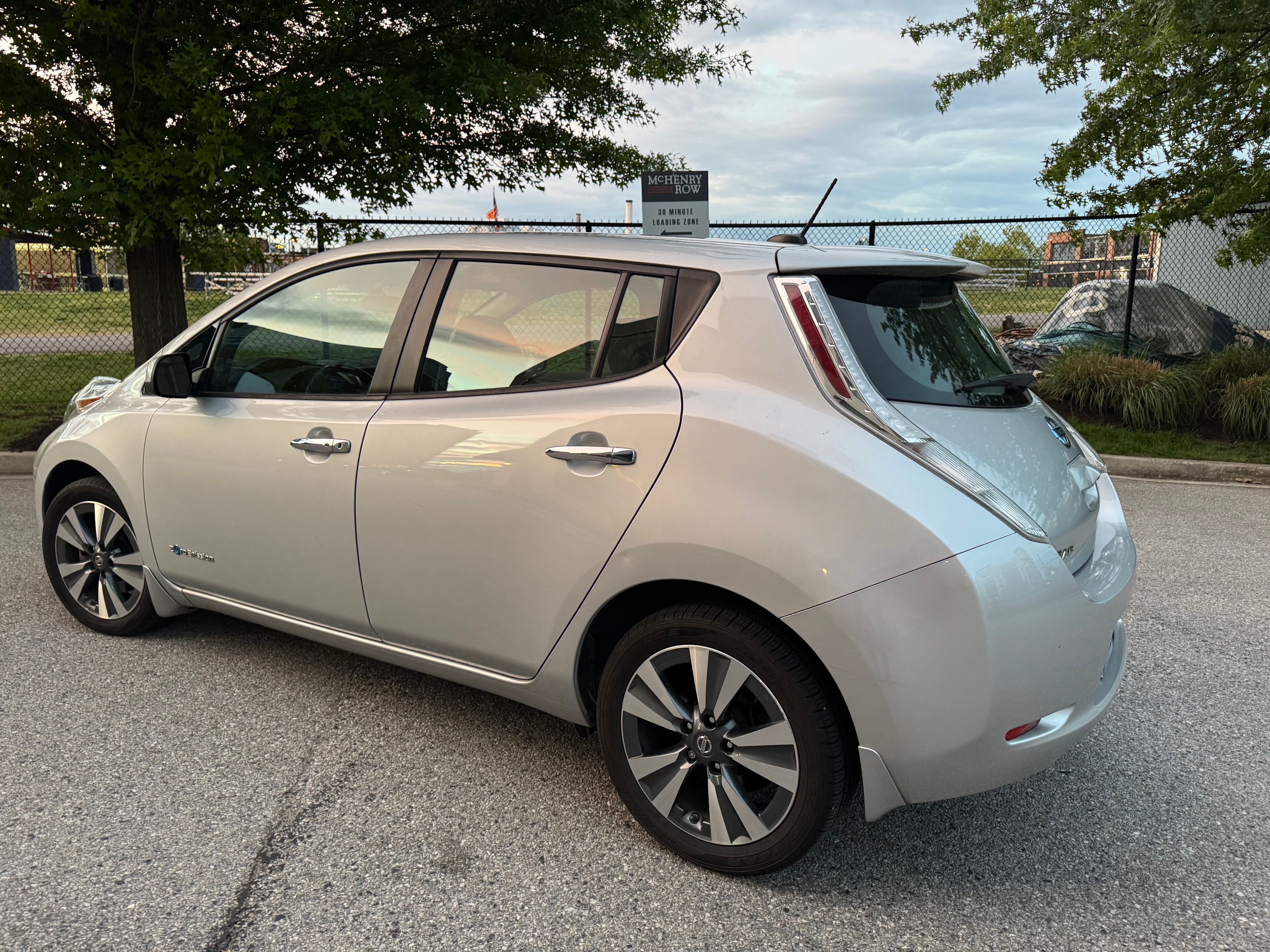 Used 2017 Nissan Leaf SV FWD image 4