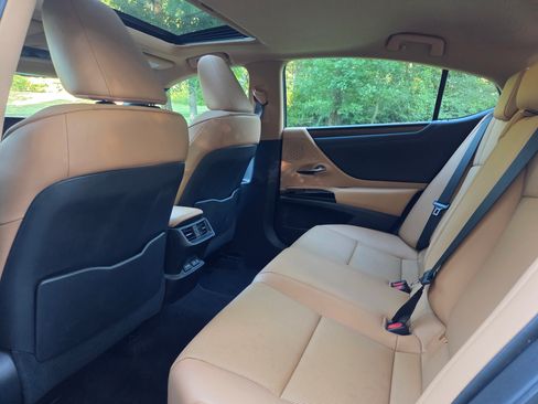 Used 2022 Lexus ES 350 w/ Premium Package image 8