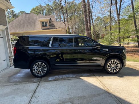 Used 2021 GMC Yukon XL Denali w/ Denali Premium Package AWD/4WD image 5