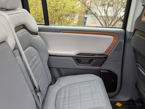 Used 2025 Rivian R1S Premium image 18