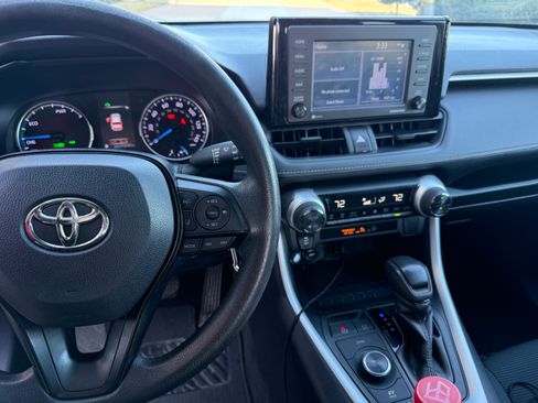 Used 2020 Toyota RAV4 LE image 9
