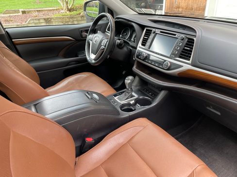 Used 2017 Toyota Highlander Limited Platinum AWD/4WD image 6