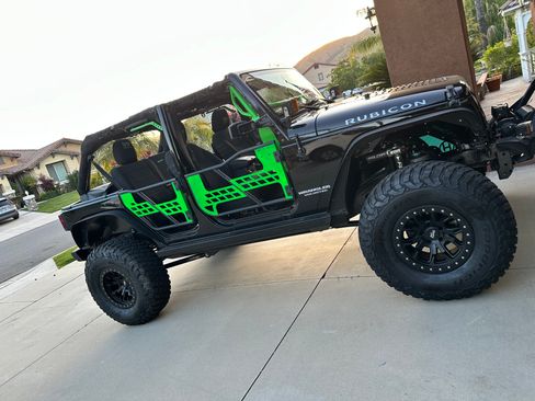 Used 2017 Jeep Wrangler Unlimited Rubicon w/ Connectivity Group AWD/4WD image 1