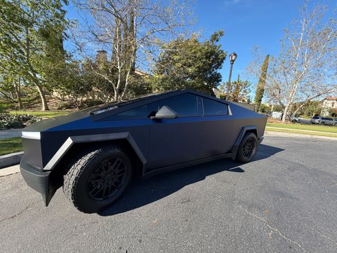 Used 2024 Tesla Cybertruck AWD Crew Cab image 8